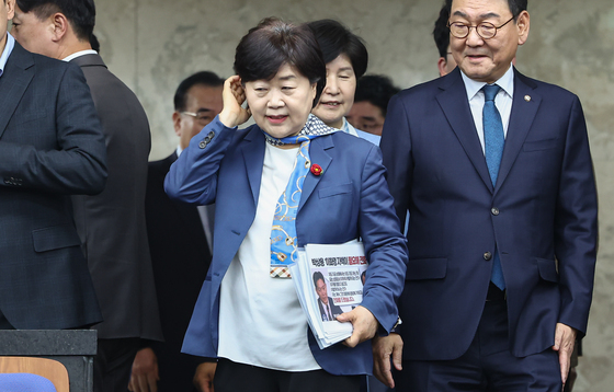 의원총회 참석하는 서영교 의원