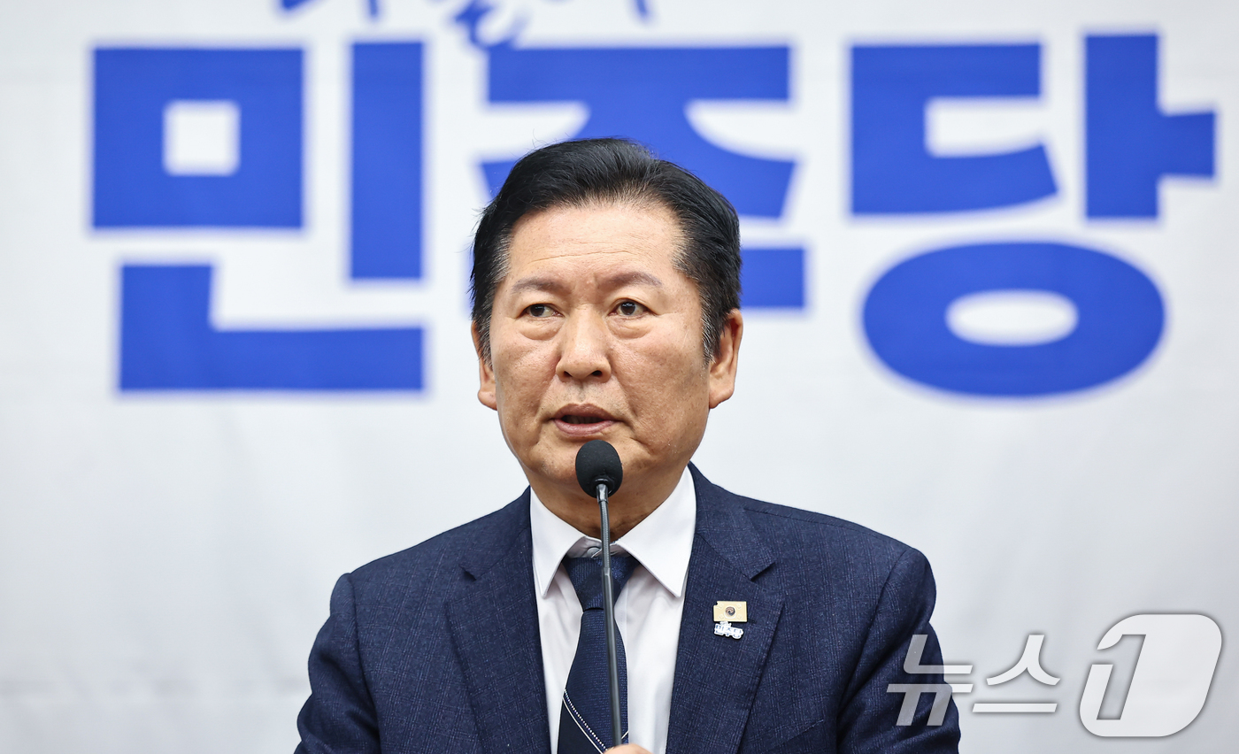 (서울=뉴스1) 김도우 기자 = 정청래 더불어민주당 대표가 31일 서울 여의도 국회에서 열린 민주당 의원총회에 참석해 모두 발언을 하고 있다. 2026.3.31/뉴스1