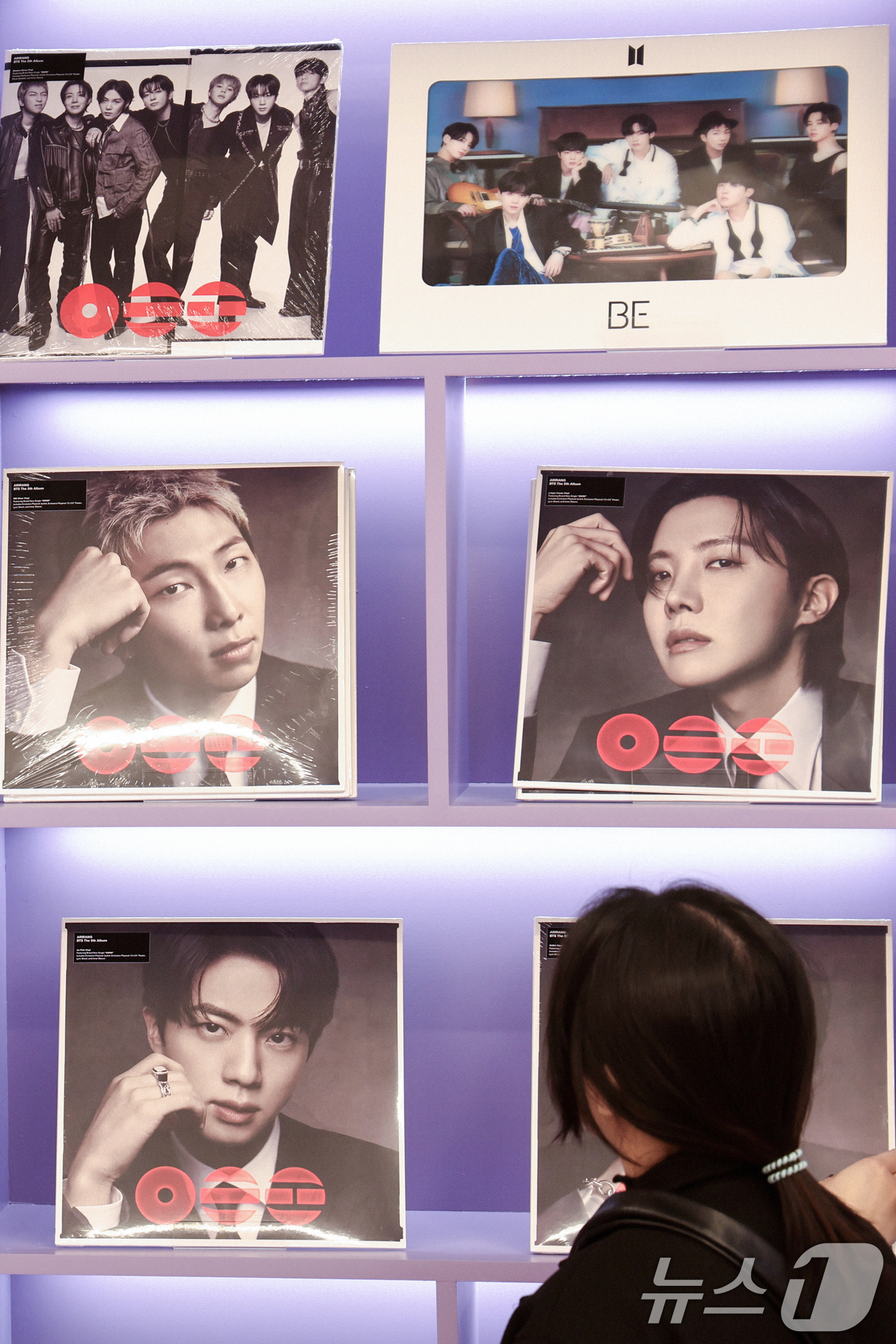 (서울=뉴스1) 임지훈 인턴기자 = 그룹 방탄소년단(BTS)이 3년 9개월 만에 발표한 신보 '아리랑'의 타이틀곡 '스윔(SWIM)'으로 미국 빌보드 메인 싱글 차트인 '핫 100 …