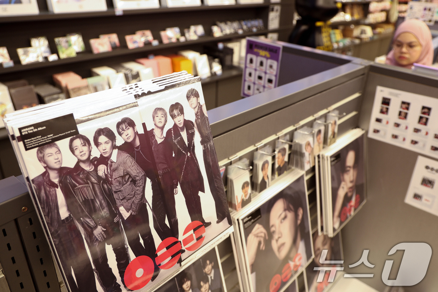 (서울=뉴스1) 임지훈 인턴기자 = 그룹 방탄소년단(BTS)이 3년 9개월 만에 발표한 신보 '아리랑'의 타이틀곡 '스윔(SWIM)'으로 미국 빌보드 메인 싱글 차트인 '핫 100 …