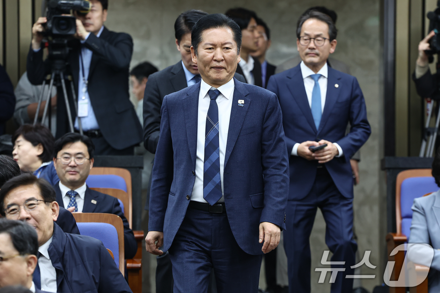 (서울=뉴스1) 김도우 기자 = 정청래 더불어민주당 대표가 31일 서울 여의도 국회에서 열린 민주당 의원총회에 참석하고 있다. 2026.3.31/뉴스1