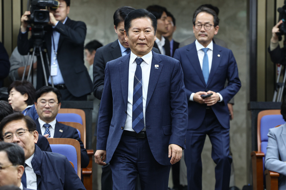 의원총회 참석하는 정청래 대표