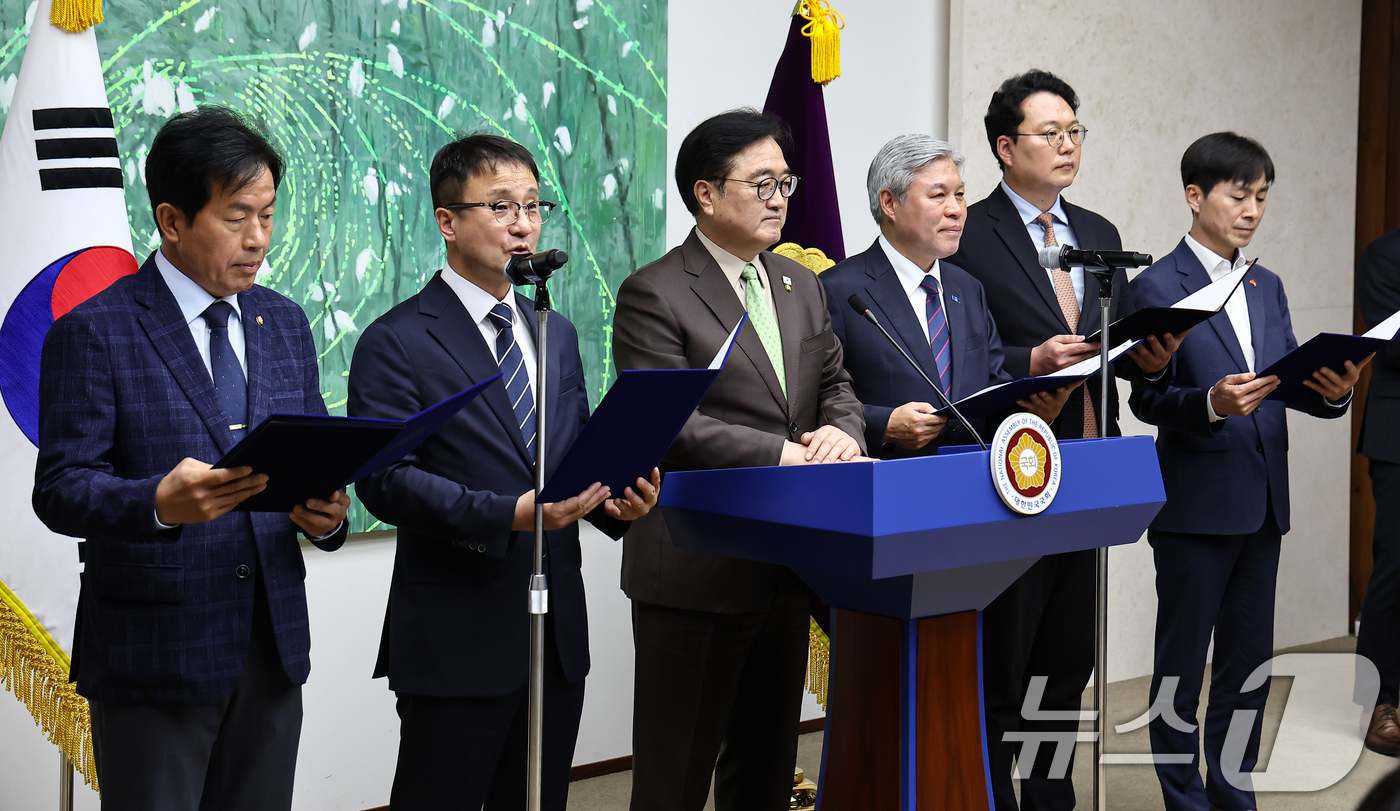 (서울=뉴스1) 김도우 기자 = 31일 서울 여의도 국회의장 집무실에서 열린 초당적 개헌추진을 위한 제정당 원내대표 기자회견에서  각당 원내대표들이 공동선언문을 낭독하고 있다.왼쪽 …