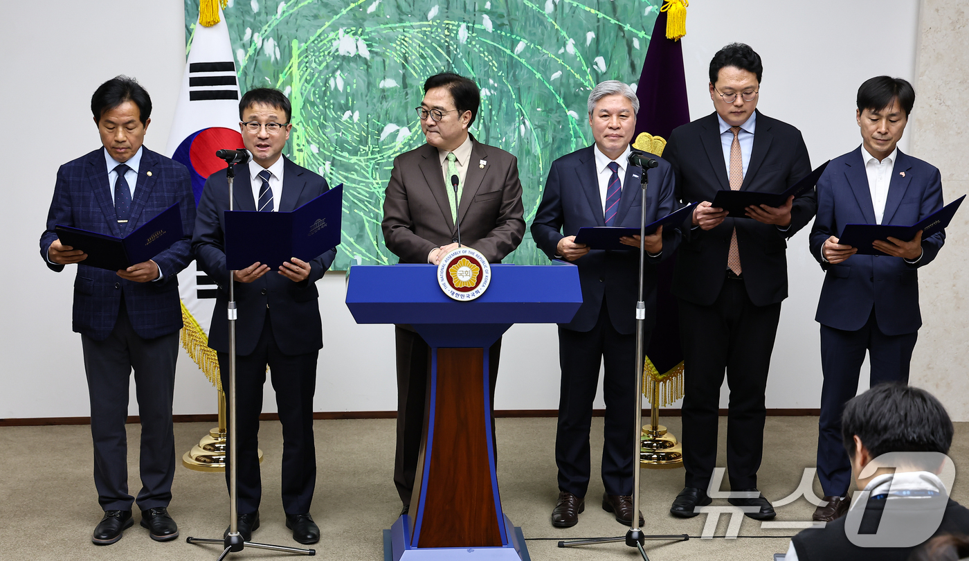 (서울=뉴스1) 김도우 기자 = 31일 서울 여의도 국회의장 집무실에서 열린 초당적 개헌추진을 위한 제정당 원내대표 기자회견에서 각당 원내대표들이 공동선언문을 낭독하고 있다.왼쪽 …