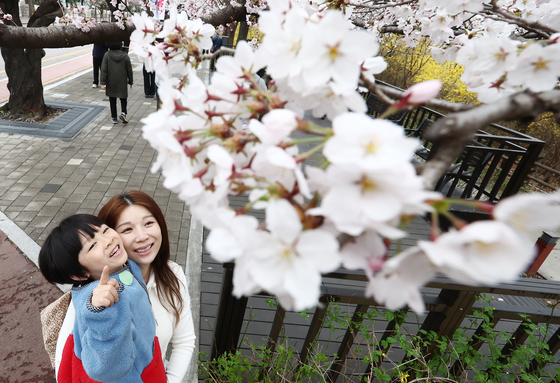4월 첫날 출근길 수도권 '미세먼지 나쁨'…오후부터 전국 곳곳 비