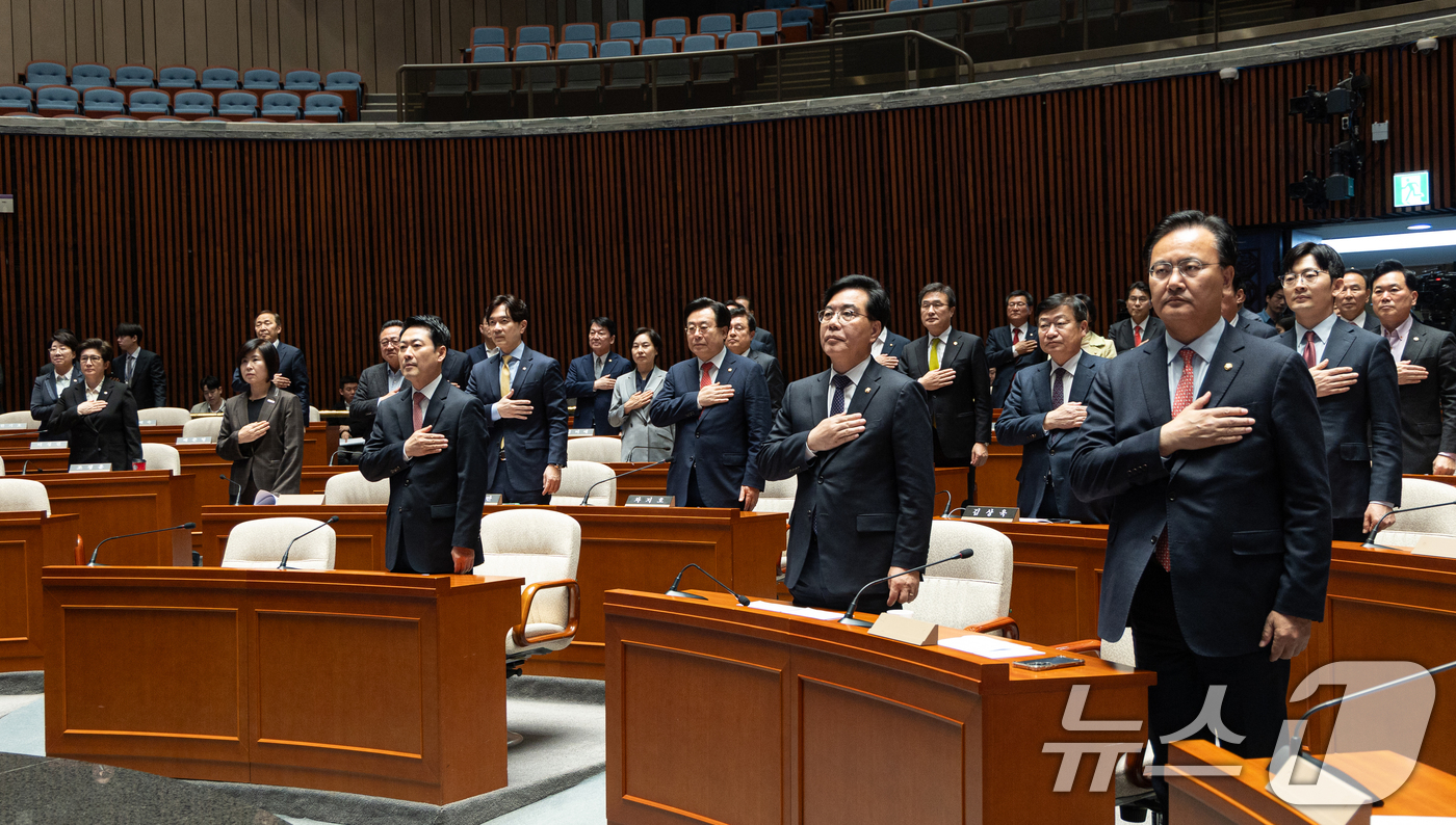 (서울=뉴스1) 이승배 기자 = 장동혁 국민의힘 대표가 31일 서울 여의도 국회에서 열린 의원총회에서 국민의례하고 있다. 2026.3.31/뉴스1