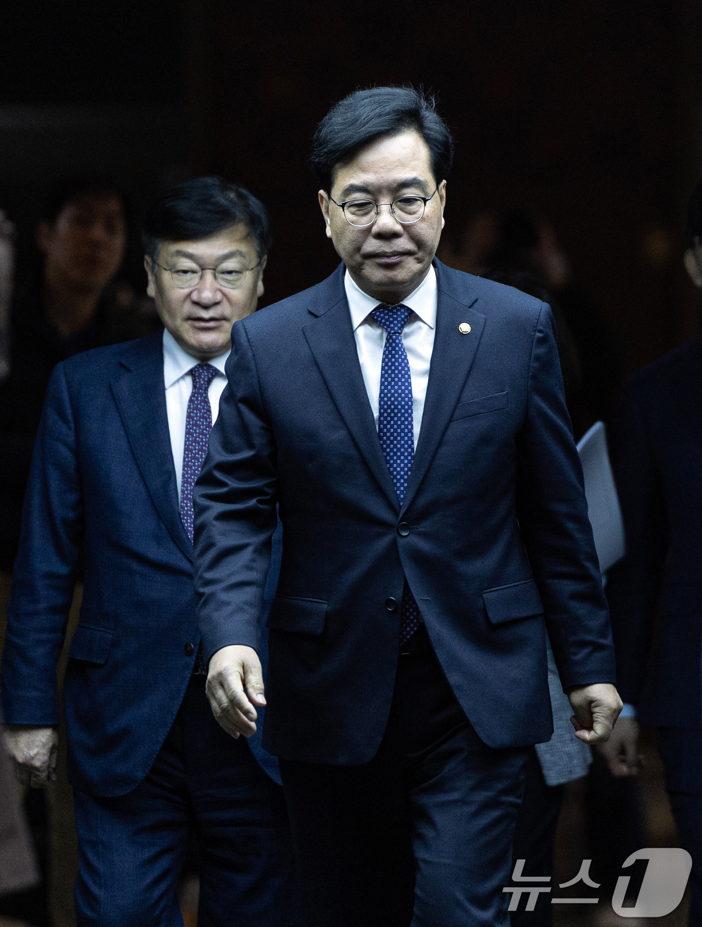 (서울=뉴스1) 이승배 기자 = 송언석 국민의힘 원내대표가 31일 서울 여의도 국회에서 열린 의원총회에 참석하고 있다. 2026.3.31/뉴스1