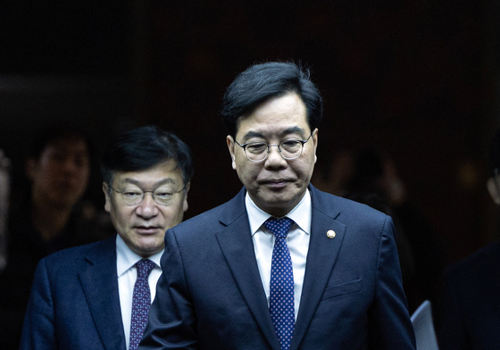 의총 향하는 송언석 원내대표