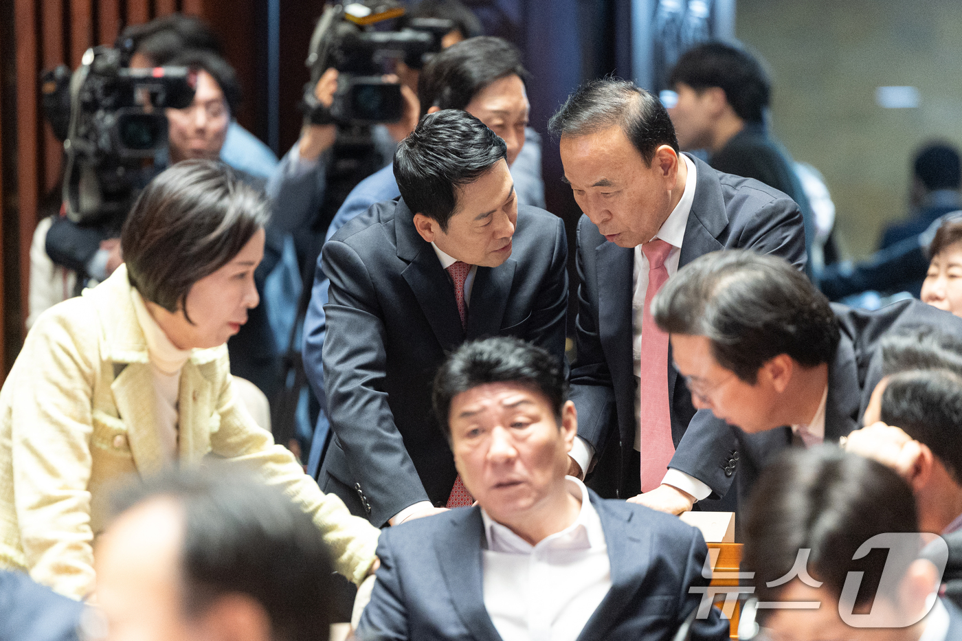 (서울=뉴스1) 이승배 기자 = 장동혁 국민의힘 대표가 31일 서울 여의도 국회에서 열린 의원총회에서 의원들과 대화하고 있다. 2026.3.31/뉴스1