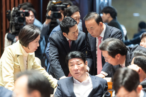 의원들과 대화 나누는 장동혁 대표