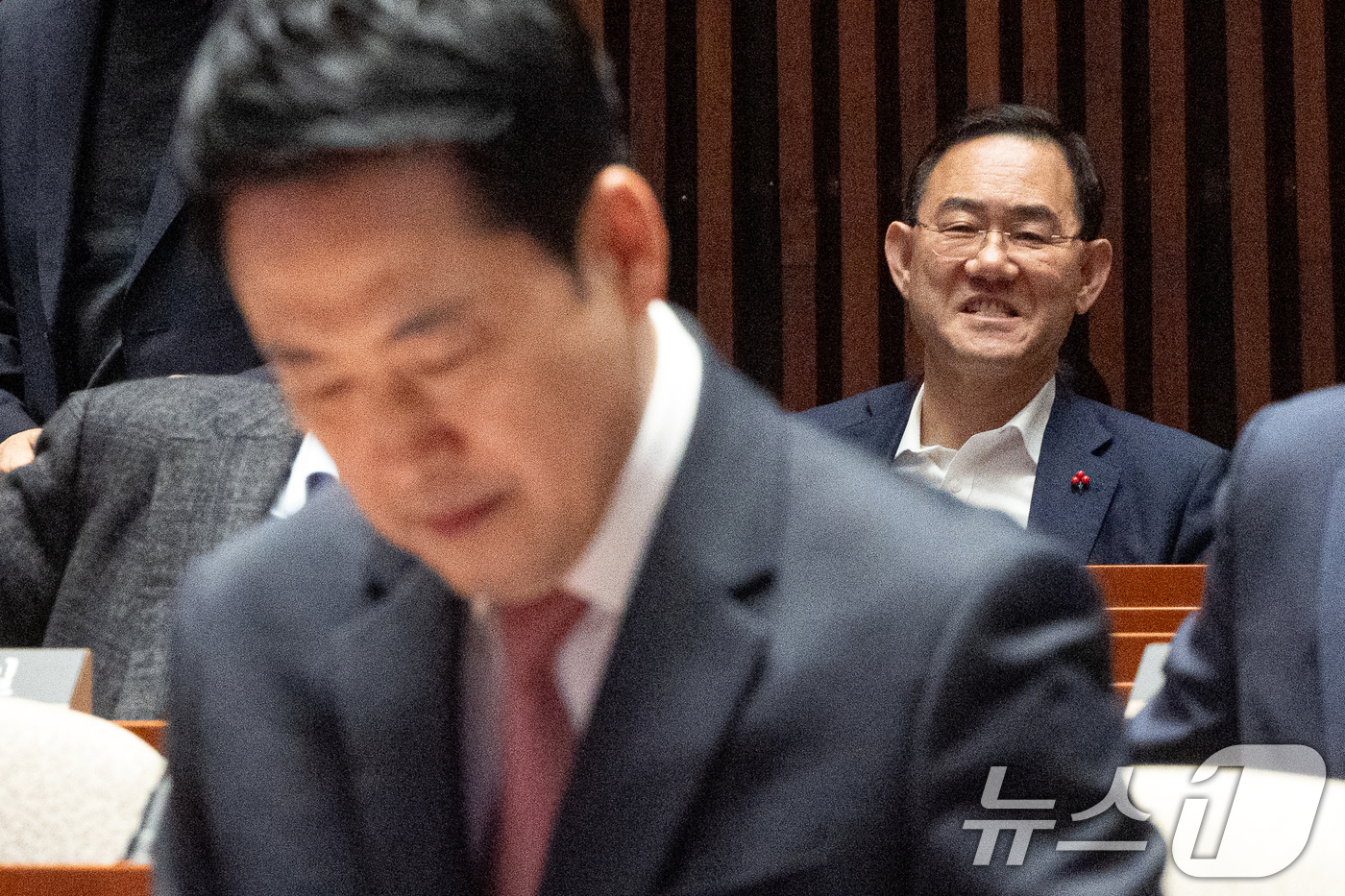 (서울=뉴스1) 이승배 기자 = 주호영 국민의힘 의원이 31일 서울 여의도 국회에서 열린 의원총회에 참석해 있다. 앞은 장동혁 대표. 2026.3.31/뉴스1