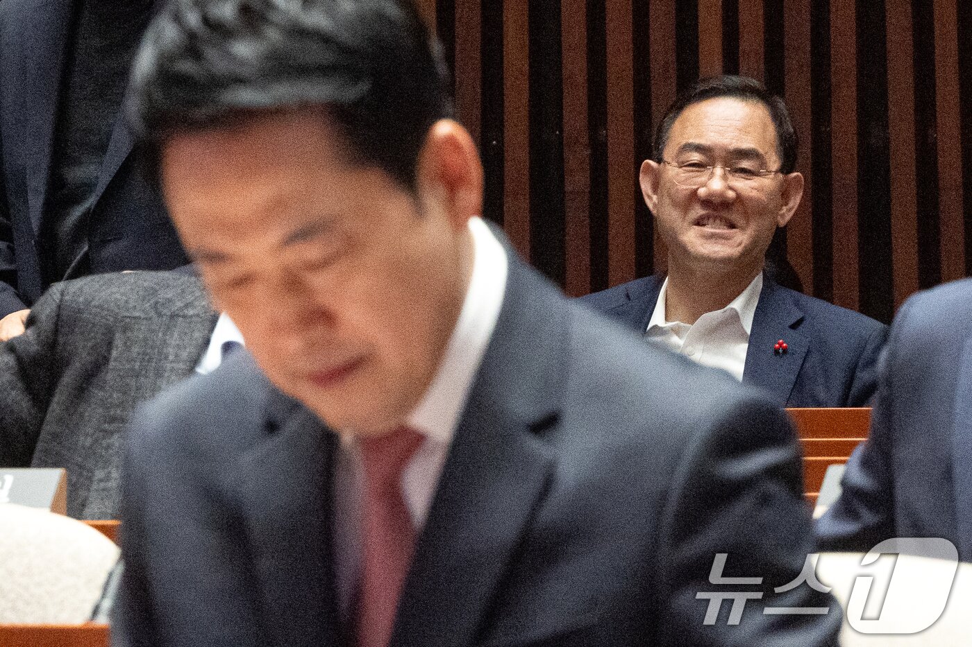 본문 이미지 - 주호영 국민의힘 의원이 31일 서울 여의도 국회에서 열린 의원총회에 참석해 있다. 앞은 장동혁 대표. 2026.3.31 ⓒ 뉴스1 이승배 기자