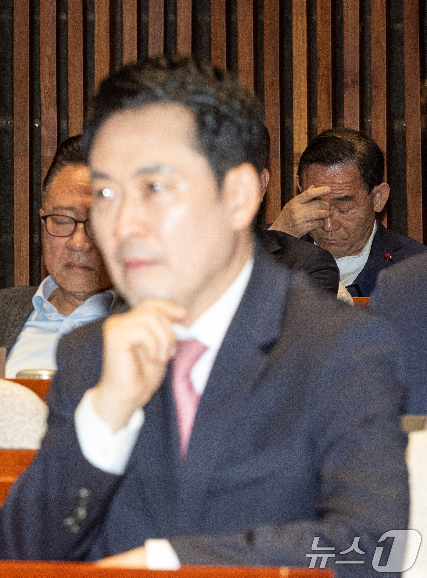 (서울=뉴스1) 이승배 기자 = 주호영 국민의힘 의원이 31일 서울 여의도 국회에서 열린 의원총회에 참석해 있다. 앞은 장동혁 대표. 2026.3.31/뉴스1