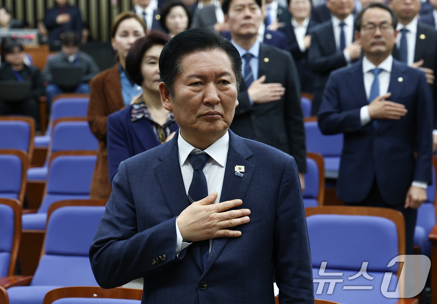 (서울=뉴스1) 김도우 기자 = 정청래 더불어민주당 대표가 31일 서울 여의도 국회에서 열린 민주당 의원총회에서 국민의례를 하고 있다. 2026.3.31/뉴스1