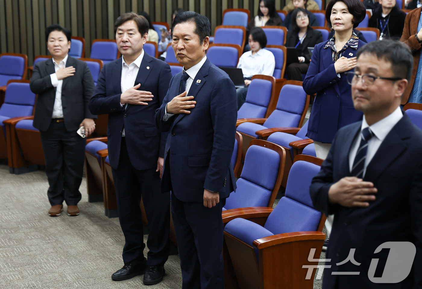 (서울=뉴스1) 김도우 기자 = 정청래 더불어민주당 대표가 31일 서울 여의도 국회에서 열린 민주당 의원총회에서 국민의례를 하고 있다. 2026.3.31/뉴스1