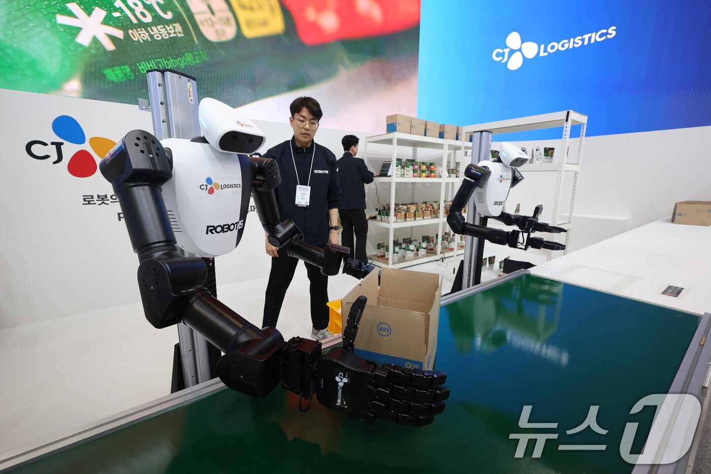 본문 이미지 - 31일 경기 고양시 일산서구 킨텍스에서 열린 ‘2026 국제포장기자재전 & 국제제약·화장품위크(KOREA PACK & ICPI WEEK 2026)’에서 CJ대한통운 휴머노이드 로봇이 상품 포장 시연을 하고 있다. 2026.3.31 ⓒ 뉴스1 황기선 기자