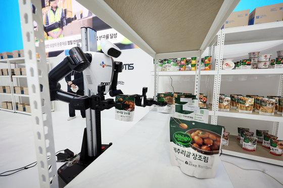 상품 포장 시연하는 휴머노이드 로봇
