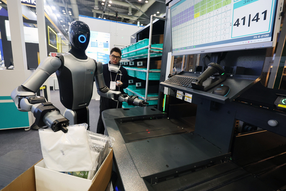 물류 작업하는 휴머노이드 로봇