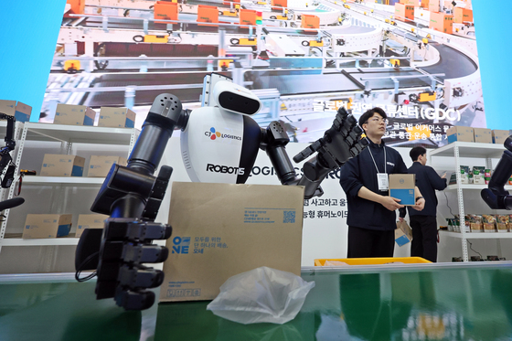 상품 포장 시연하는 휴머노이드 로봇