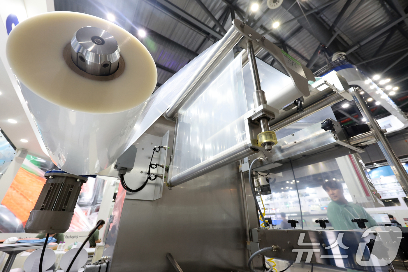 (고양=뉴스1) 황기선 기자 = 31일 경기 고양시 일산서구 킨텍스에서 열린 ‘2026 국제포장기자재전 & 국제제약·화장품위크(KOREA PACK & ICPI WEEK 2026)’ …