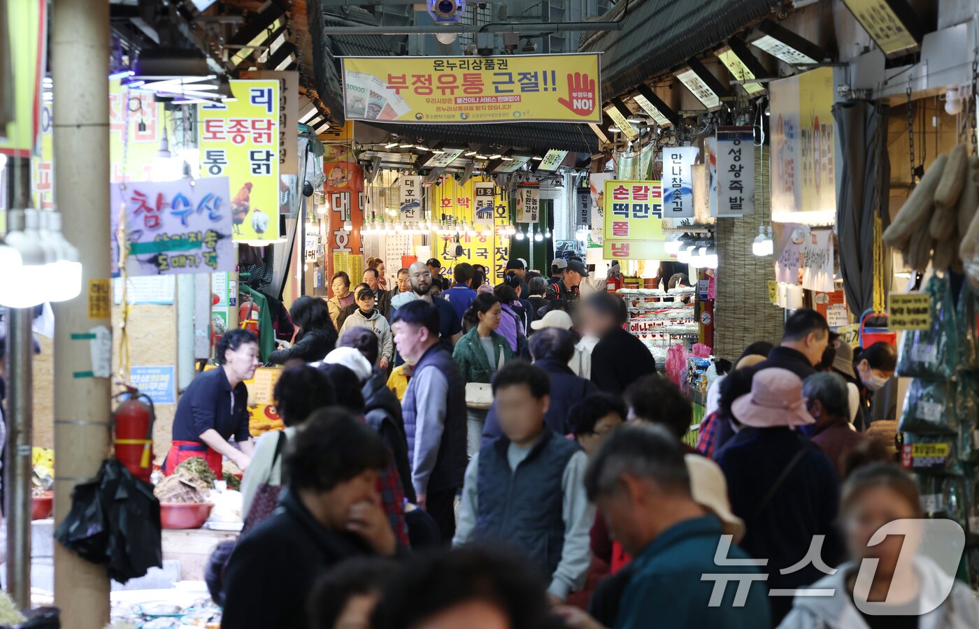 본문 이미지 - 31일 경기 수원시 팔달구 못골시장에 시민들이 장을 보고 있는 모습. 2026.3.31 ⓒ 뉴스1 김영운 기자