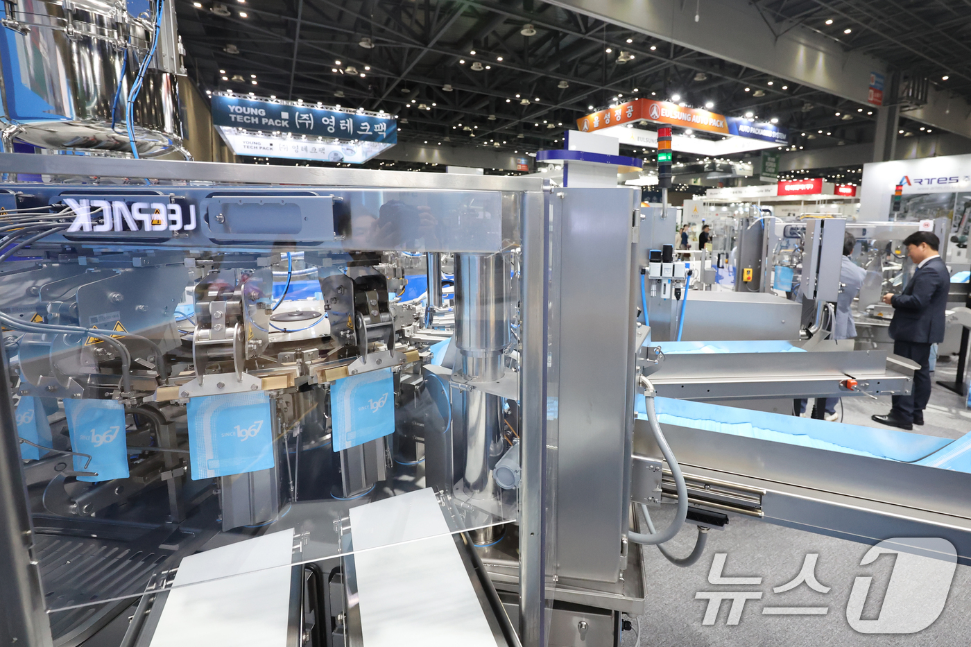(고양=뉴스1) 황기선 기자 = 31일 경기 고양시 일산서구 킨텍스에서 열린 ‘2026 국제포장기자재전 & 국제제약·화장품위크(KOREA PACK & ICPI WEEK 2026)’ …