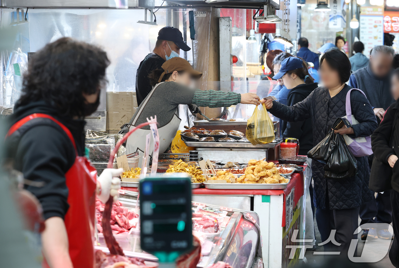 (수원=뉴스1) 김영운 기자 = 정부가 중동 정세 장기화에 따른 고유가 부담 완화를 위해 총 26조 2000억 원 규모의 추가경정예산안(추경)을 편성하고, 소득 하위 70% 국민 …