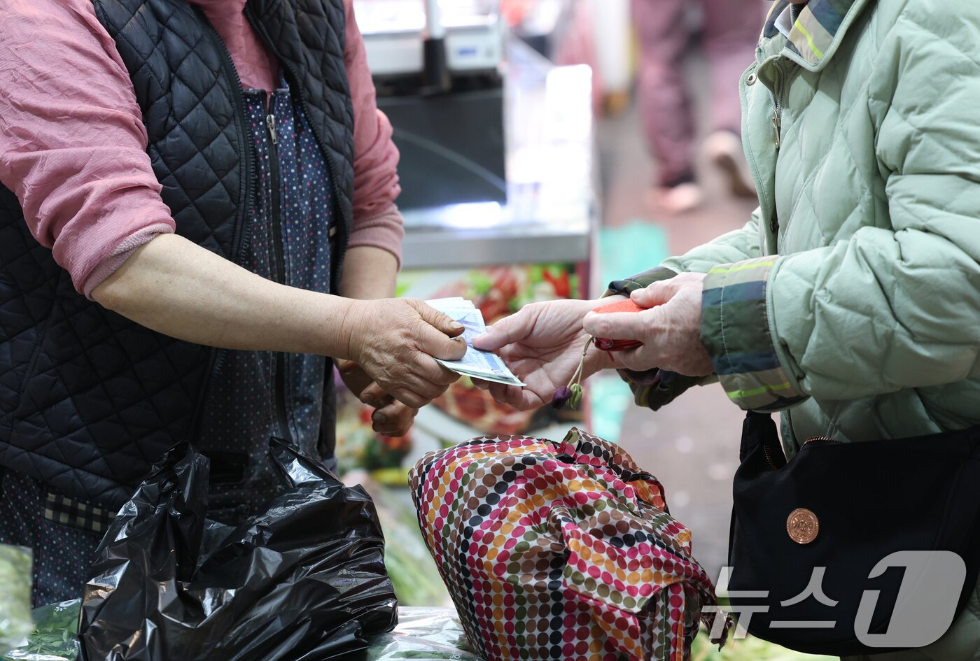 본문 이미지 - 31일 경기 수원시 팔달구 못골시장에 시민들이 장을 보고 있는 모습. 2026.3.31 ⓒ 뉴스1 김영운 기자