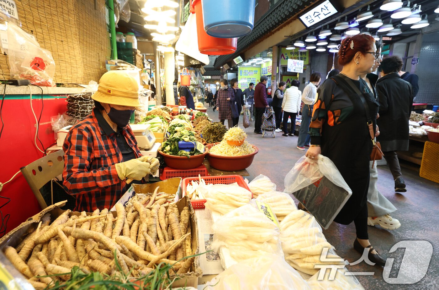 본문 이미지 - 31일 경기 수원시 팔달구 못골시장에 시민들이 장을 보고 있는 모습. 2026.3.31 ⓒ 뉴스1 김영운 기자