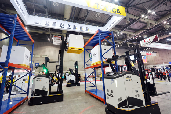 무인으로 움직이는 지게차