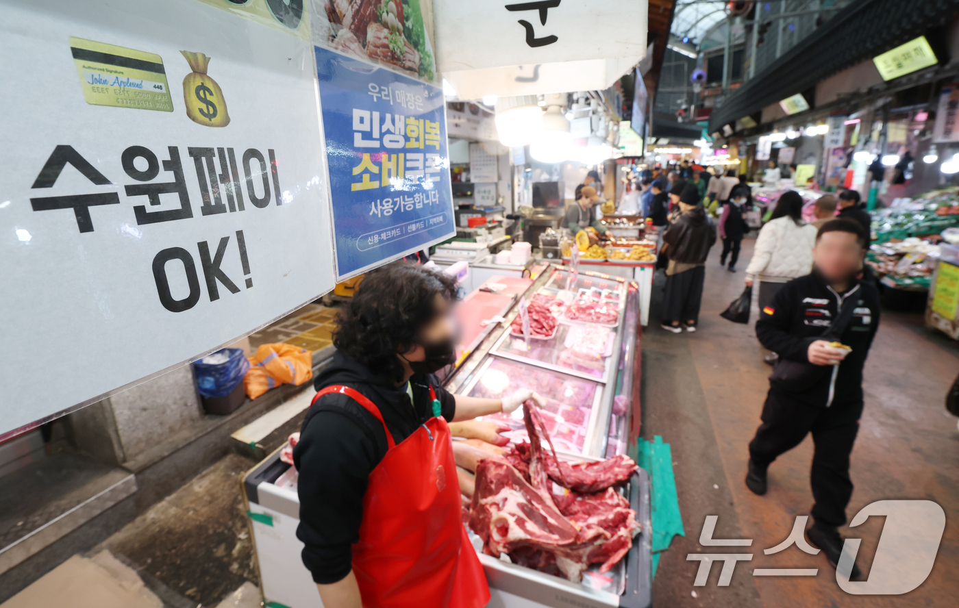 (수원=뉴스1) 김영운 기자 = 정부가 중동 정세 장기화에 따른 고유가 부담 완화를 위해 총 26조 2000억 원 규모의 추가경정예산안(추경)을 편성하고, 소득 하위 70% 국민 …