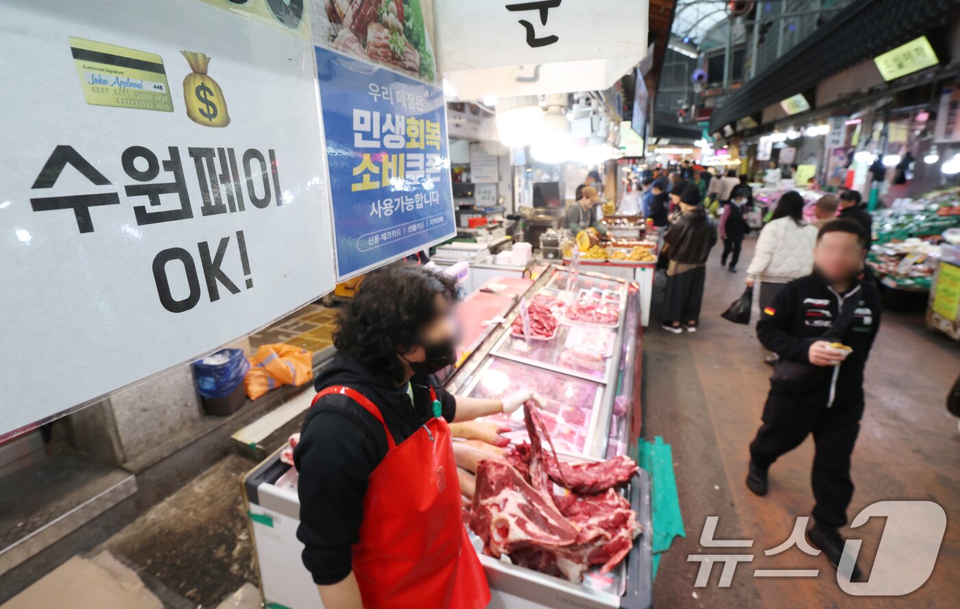 본문 이미지 - 31일 경기 수원시 팔달구 못골시장에 민생회복 소비쿠폰 안내문이 붙어있는 모습. 2026.3.31 ⓒ 뉴스1 김영운 기자