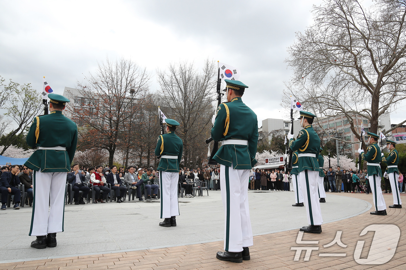 (대구=뉴스1) 공정식 기자 = 31일 대구 북구 경북대학교 일청담 특설무대에서 열린 '개교 80주년 기념 벚꽃 거리 축제'에서 육군 제2작전사령부 의장대가 시범을 보이고 있다. …