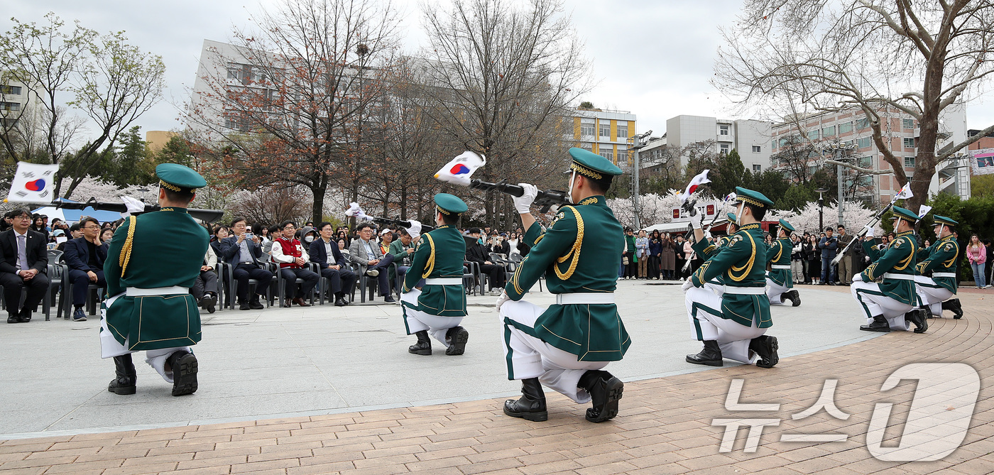 (대구=뉴스1) 공정식 기자 = 31일 대구 북구 경북대학교 일청담 특설무대에서 열린 '개교 80주년 기념 벚꽃 거리 축제'에서 육군 제2작전사령부 의장대가 시범을 보이고 있다. …