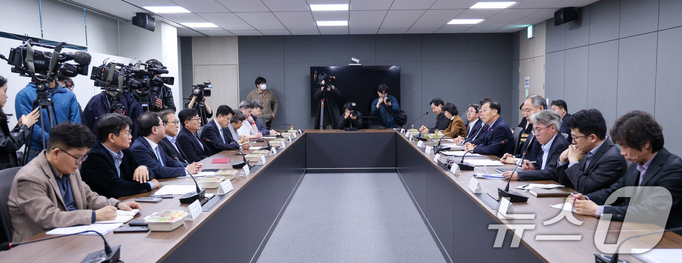 (서울=뉴스1) 안은나 기자 = 이형훈 보건복지부 제2차관이 31일 오후 서울 중구 T타워에서 열린 '중동전쟁 대응 보건의료 관계기관 회의'에 참석해 모두 발언을 하고 있다. 20 …