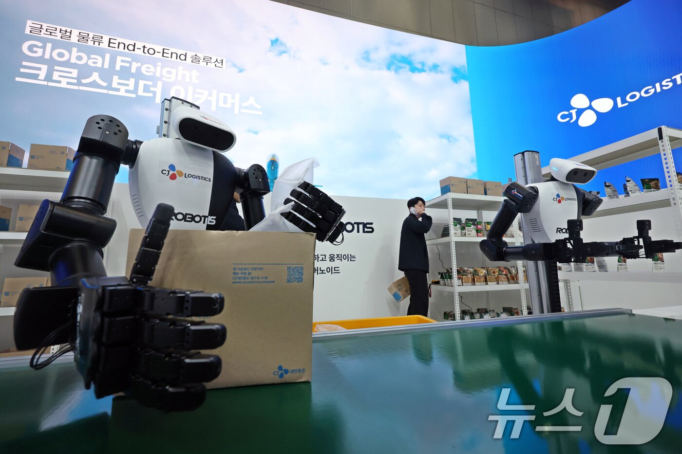 본문 이미지 - 경기 고양시 일산서구 킨텍스에서 열린 ‘2026 국제포장기자재전 & 국제제약·화장품위크(KOREA PACK & ICPI WEEK 2026)’에서 CJ대한통운 휴머노이드 로봇이 상품 포장 시연을 하고 있다. 2026.3.31 ⓒ 뉴스1 황기선 기자