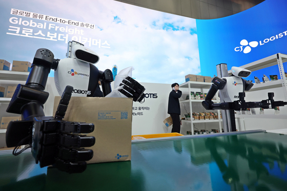 택배 작업하는 휴머노이드 로봇