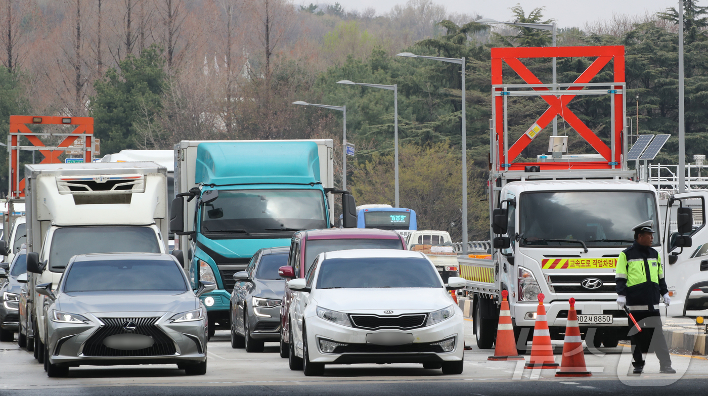 (대전=뉴스1) 김기태 기자 = 대전 천변도시고속화도로 원촌육교의 보강토 옹벽 긴급 보수·보강 공사로 차량 통행이 전면 통제된 가운데 31일 원촌육교 진입로가 극심한 정체를 보이고 …