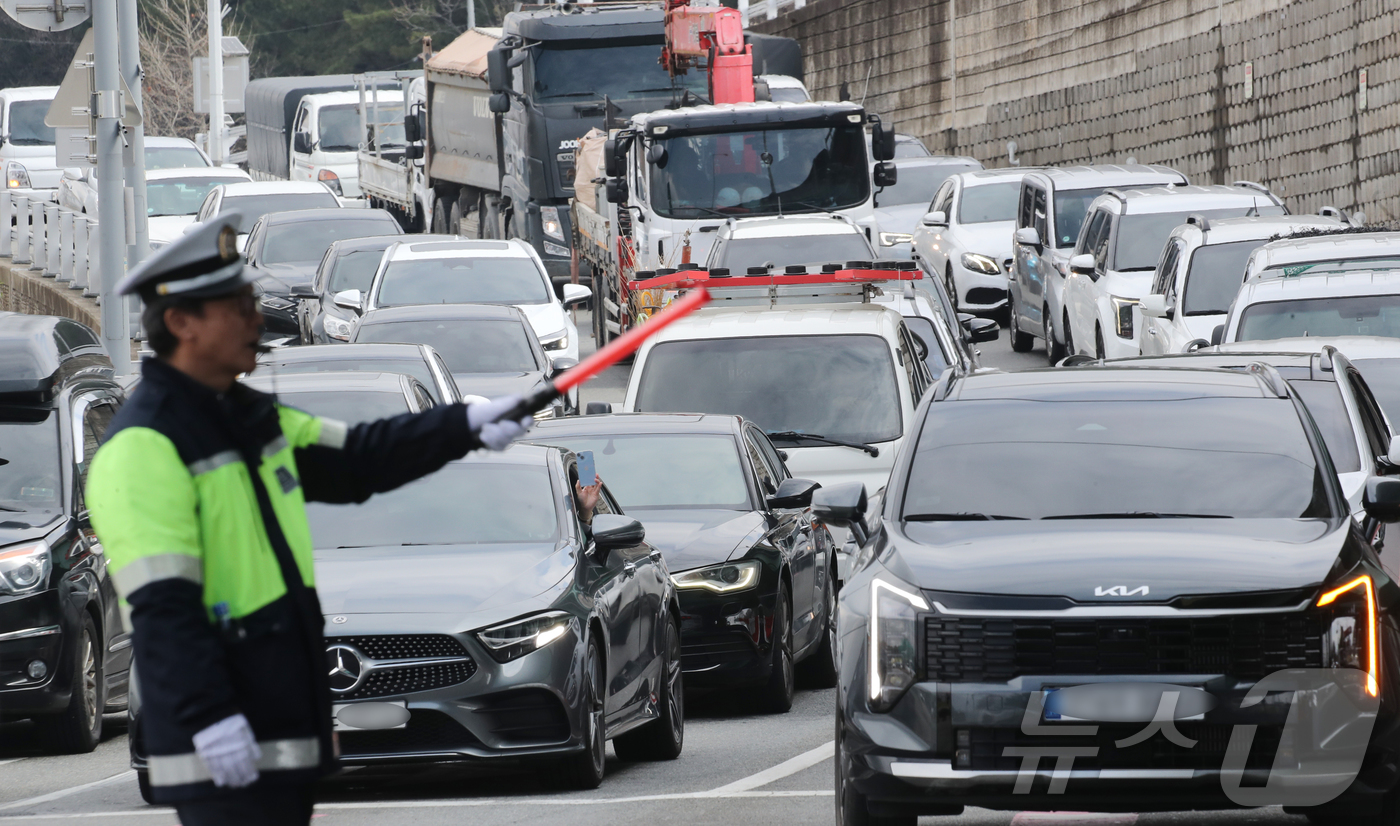 (대전=뉴스1) 김기태 기자 = 대전 천변도시고속화도로 원촌육교의 보강토 옹벽 긴급 보수·보강 공사로 차량 통행이 전면 통제된 가운데 31일 원촌육교 일대가 정체현상을 보이고 있다 …