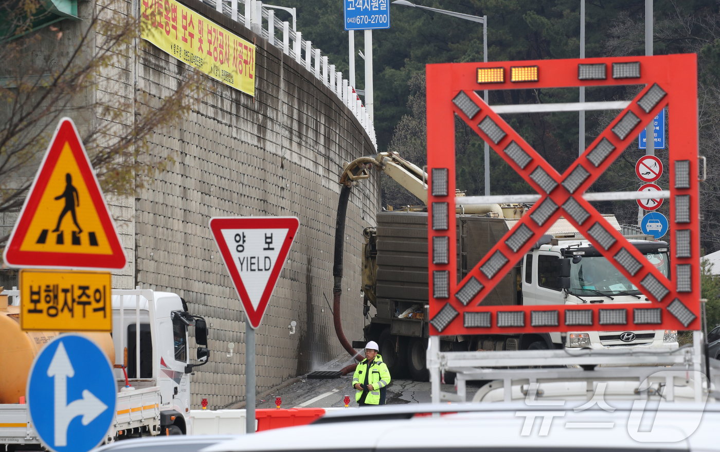 (대전=뉴스1) 김기태 기자 = 대전 천변도시고속화도로 원촌육교의 보강토 옹벽 긴급 보수·보강 공사로 차량 통행이 전면 통제된 가운데 31일 원촌육교 보수공사를 진행하고 있다. 공 …