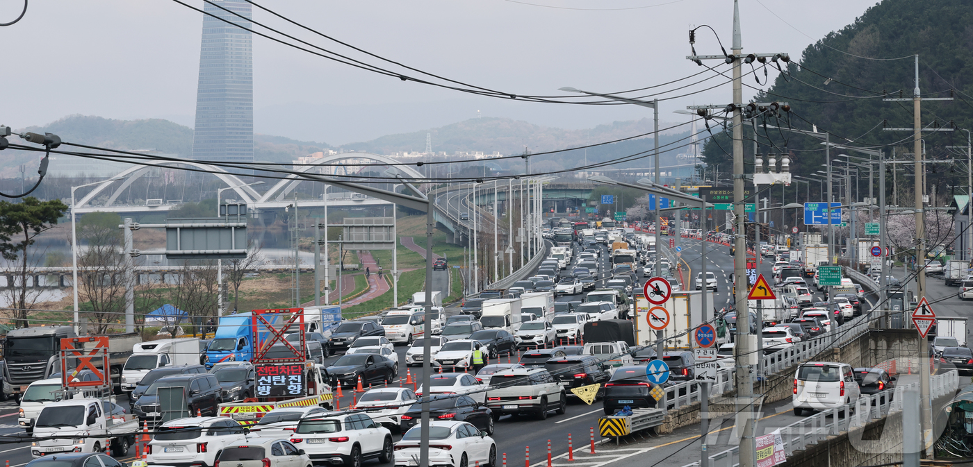 (대전=뉴스1) 김기태 기자 = 대전 천변도시고속화도로 원촌육교의 보강토 옹벽 긴급 보수·보강 공사로 차량 통행이 전면 통제된 가운데 31일 대덕구 오정동 천변도시고속화도로 진입로 …