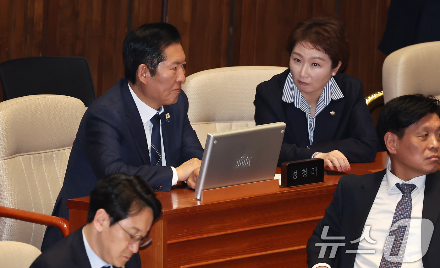 (서울=뉴스1) 김도우 기자 = 정청래 더불어민주당 대표가 31일 서울 여의도 국회에서 열린 제433회국회(임시회) 제3차 본회의에 참석해 이언주 의원과 대화를 나누고 있다. 20 …