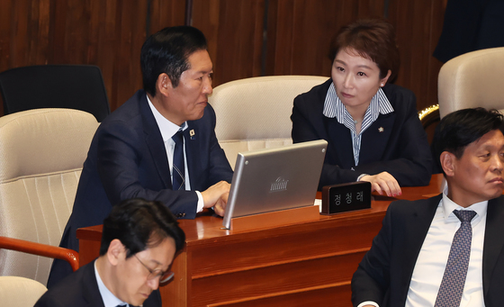 대화 나누는 정청래 대표