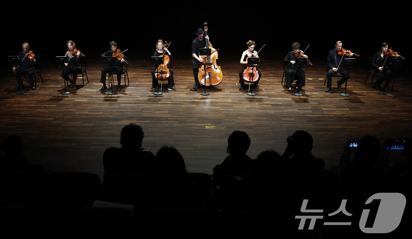 (서울=뉴스1) 김명섭 기자 = 31일 서울 종로구 국립현대미술관에서 열린 MMCA 다원예술2026 '탐정의 시간' 4월 프로그램 리허설에서 현대음악 공연단체인 앙상블 모데른이 전 …