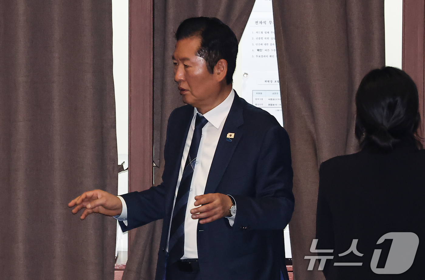 (서울=뉴스1) 김도우 기자 = 정청래 더불어민주당 대표가 31일 서울 여의도 국회에서 열린 제433회국회(임시회) 제3차 본회의에 참석해 법사위, 행안위, 복지위 위원장 보궐선거 …