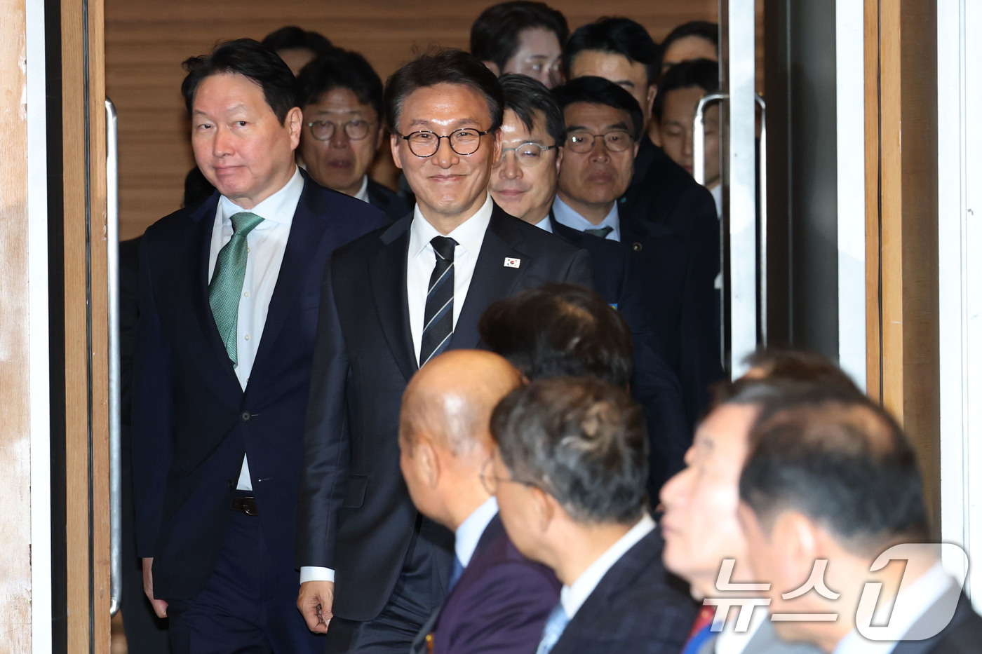 (서울=뉴스1) 이광호 기자 = 김민석 국무총리와 최태원 대한상의 회장이 31일 오후 서울 중구 대한상공회의소에서 열린 제53회 상공의 날 기념식에 참석하고 있다.   2026.3 …