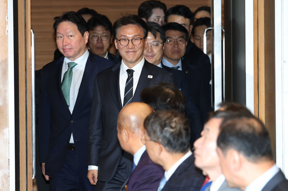 상공의 날 기념식 참석하는 김민석 총리와 최태원 회장