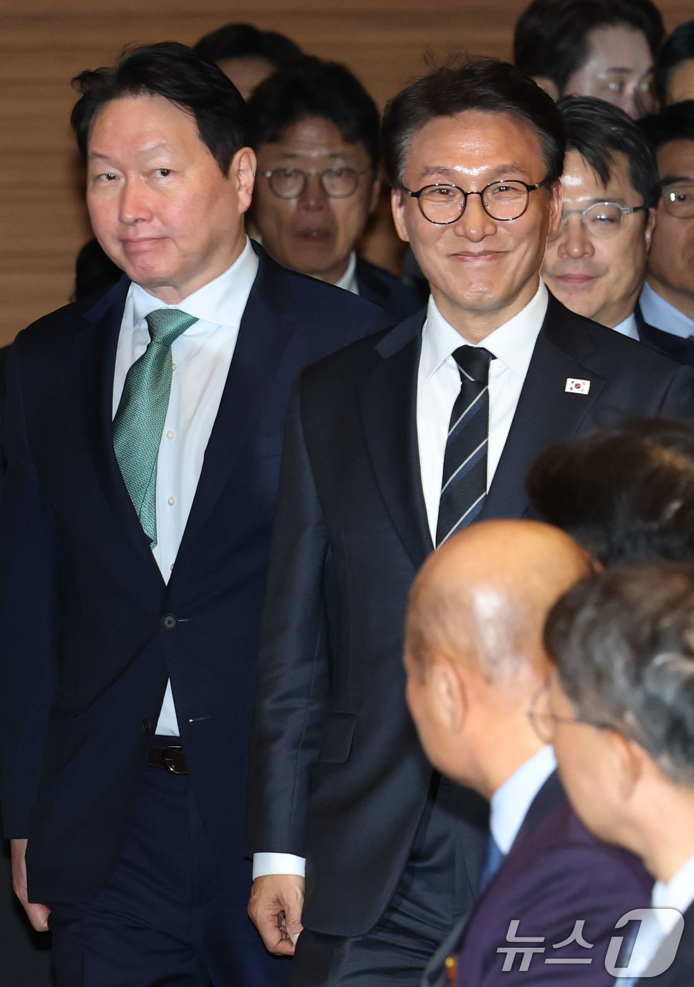 (서울=뉴스1) 이광호 기자 = 김민석 국무총리와 최태원 대한상의 회장이 31일 오후 서울 중구 대한상공회의소에서 열린 제53회 상공의 날 기념식에 참석하고 있다.   2026.3 …