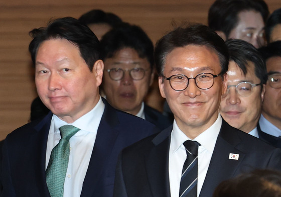 상공의 날 기념식 참석하는 김민석 총리와 최태원 회장