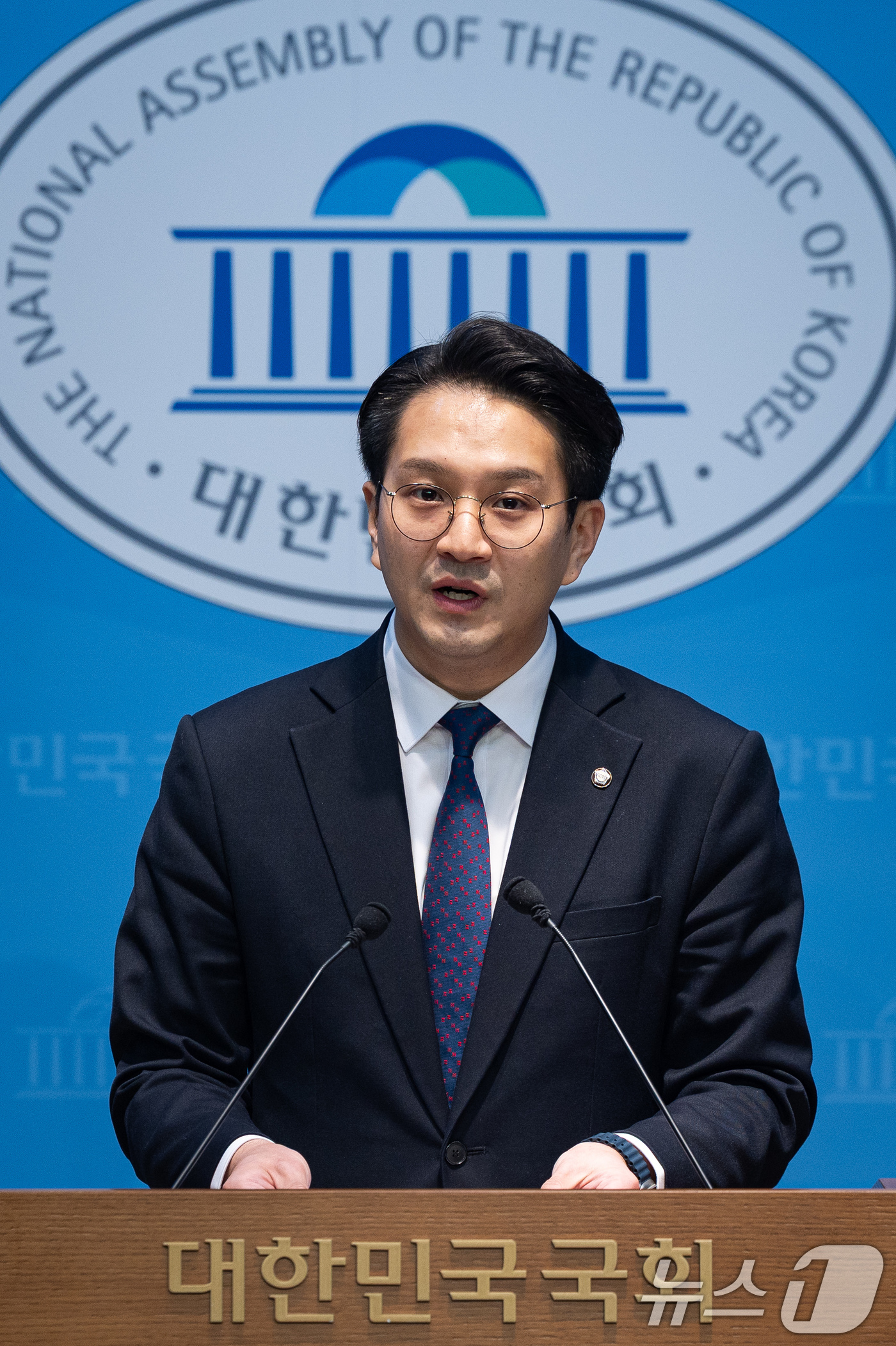 (서울=뉴스1) 유승관 기자 = 전용기 더불어민주당 의원이 31일 서울 여의도 국회 소통관에서 쌍방울 대북송금 사건 박상용 검사와 서민석 전 이화영 경기도 평화부지사 변호인과의 추 …